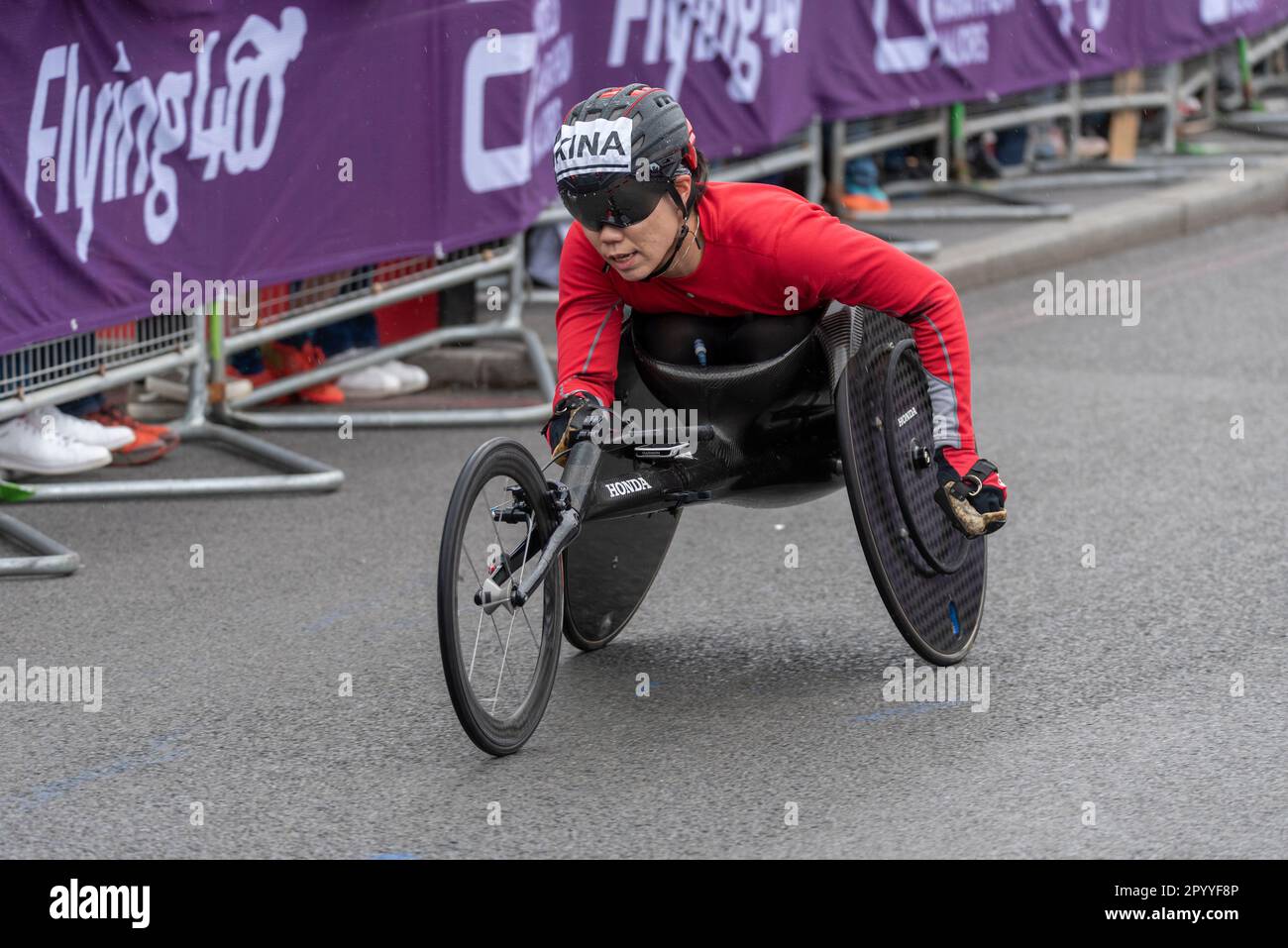 Tsubasa Kina participe au TCS London Marathon 2023 en passant par Tower Hill, Londres, Royaume-Uni. Athlète en fauteuil roulant. Athlète japonais para. Banque D'Images