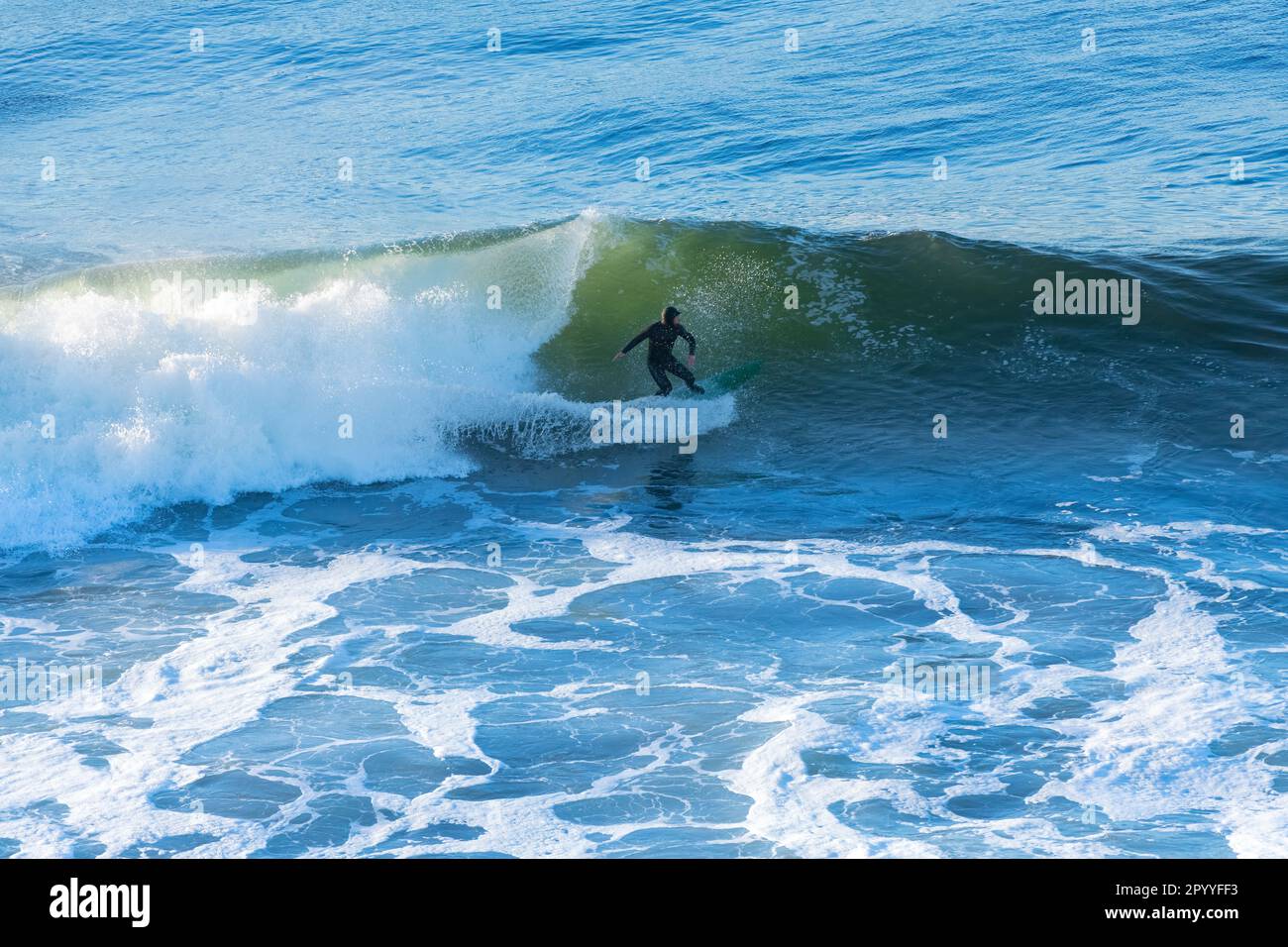 Surfer à Punta de Lobos une plage de surf au sud de Pichilemu, Pichilemu, région d'O'Higgins, Chili Banque D'Images Surfer à Punta de Lobos une plage de surf au sud de Pichilemu, Pichilemu, région d'O'Higgins, Chili Banque D'Images