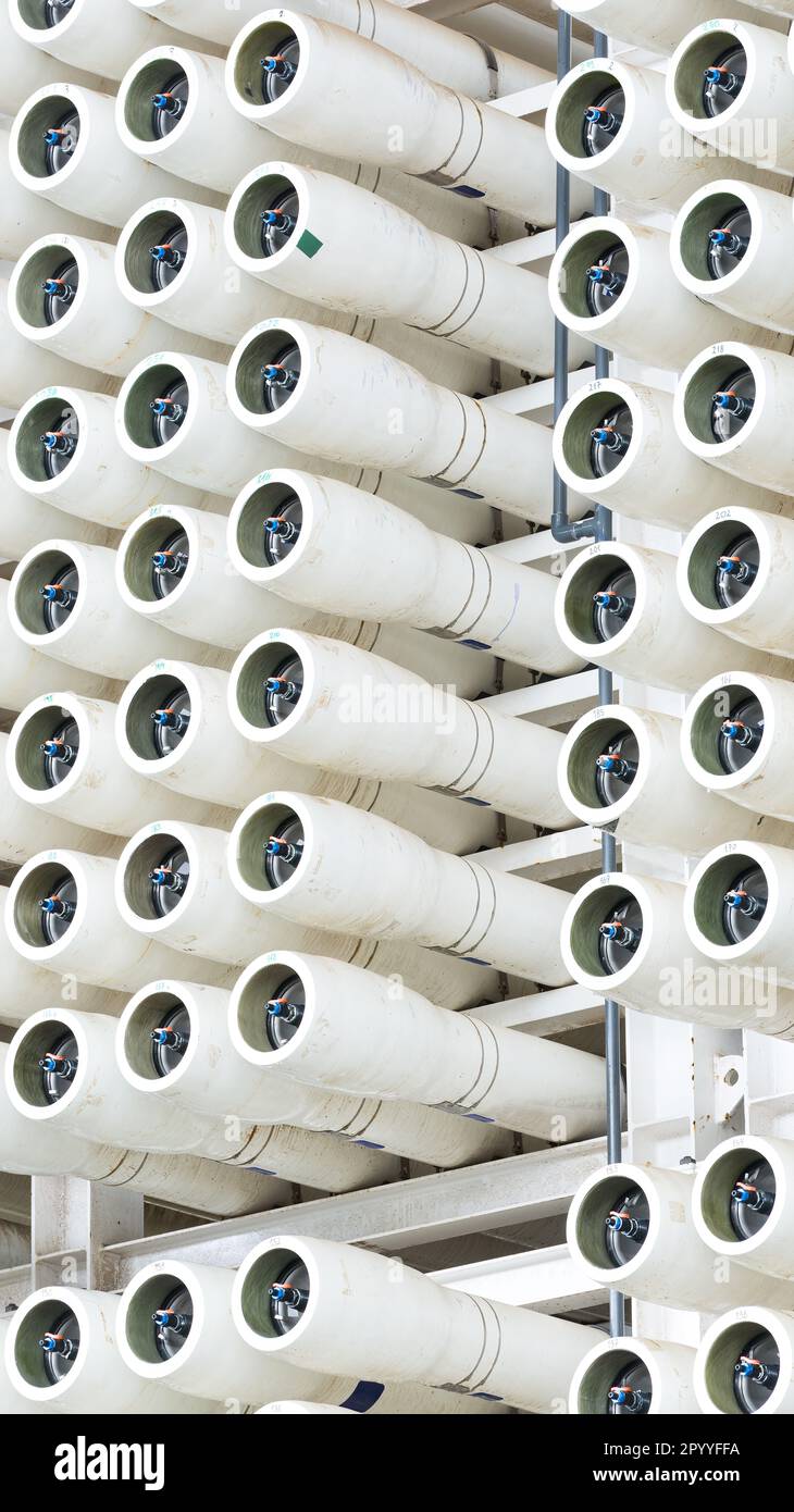 L'équipement d'osmose inverse dans une usine de dessalement. Banque D'Images