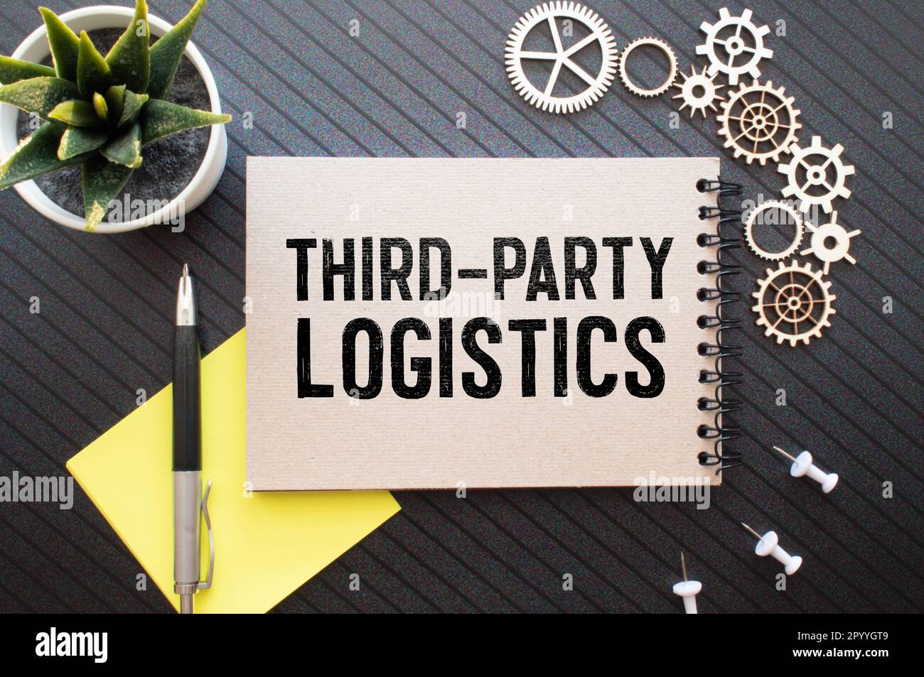 Texte LIVRAISON PAR UN TIERS écrit sur un livre blanc avec un stylo et des lunettes sur un clavier d'ordinateur.concept d'entreprise. Banque D'Images