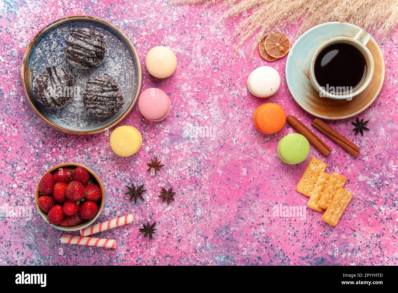 vue de dessus délicieux gâteaux au chocolat avec des macarons français sur fond rose gâteau biscuit tarte biscuit sucré cookie Banque D'Images