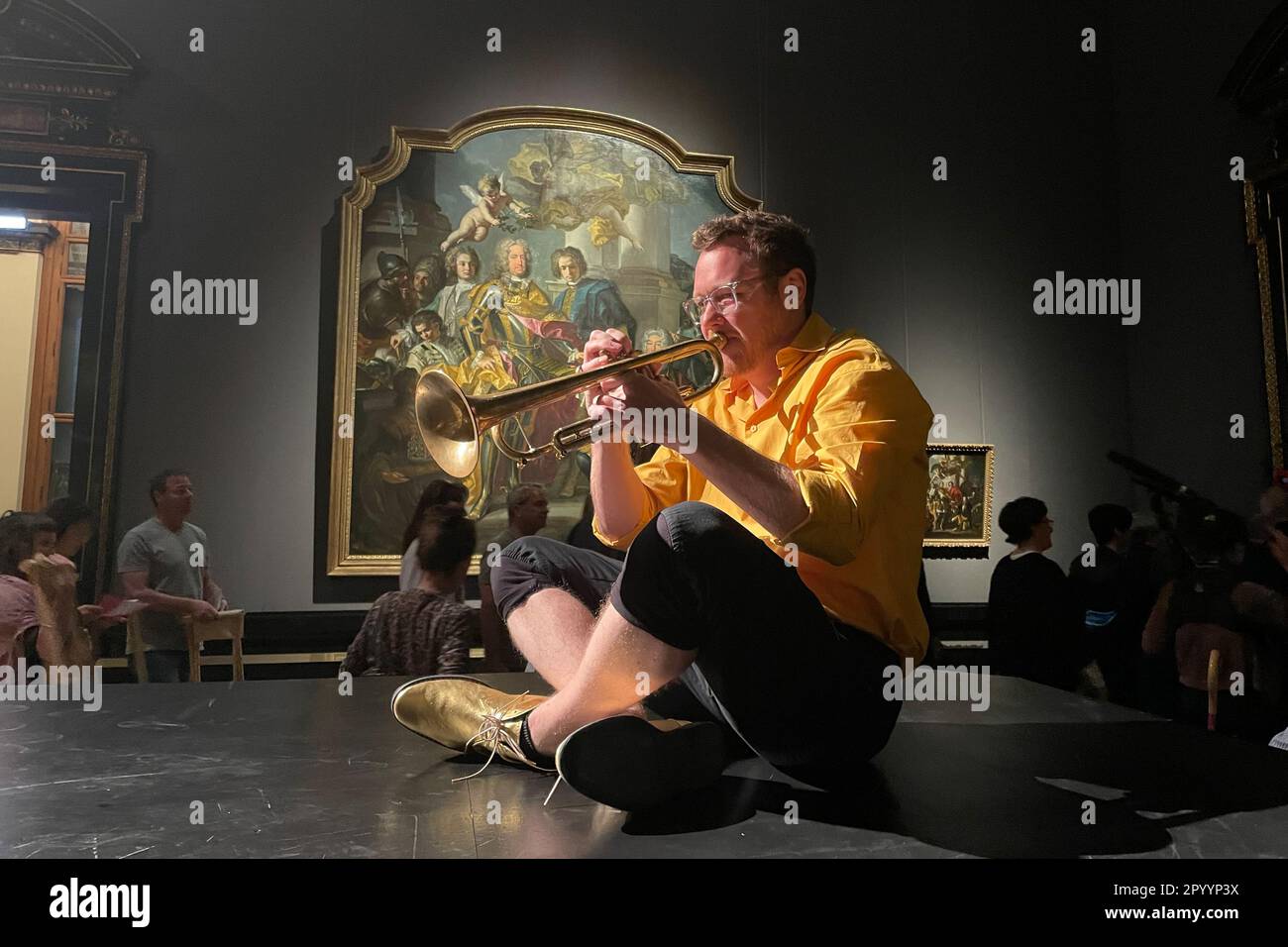 Wien, Autriche. 05th mai 2023. Le musicien Martin Eberle devant les anciens maîtres du Musée Kunsthistorisches au projet 'Ganymed Bridge'. La musique de cuivre face aux dinosaures, les pensées philosophiques d'une licorne devant les anciens maîtres, une danse autour d'un crabe géant avec des histoires d'une enfance heureuse à Cuba: Avec des lectures, de la musique et des actions, le projet 'Ganymed Bridge' de Vienne a animé les bâtiments jumeaux du Musée Kunsthistorisches (KHM) et du Musée Naturhistorisches (NHM) lors de la première vendredi soir. Credit: Matthias Röder/dpa/Alay Live News Banque D'Images