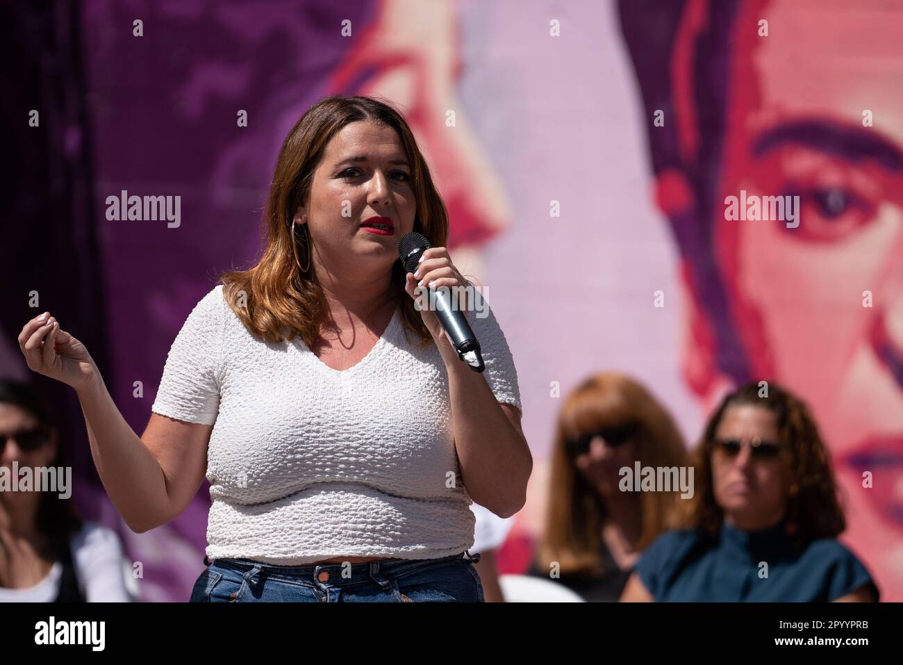 Getafe, Espagne. 05th mai 2023. La secrétaire d'État pour l'égalité et contre la violence sexiste, Angela Rodriguez, parle lors d'un événement pré-campagne de Podemos avec le slogan "courage et féminisme à transformer", à côté de la fresque féministe de Getafe à Madrid, avec beaucoup de femmes candidates aux élections municipales et régionales en Espagne. (Photo de Guillermo Gutierrez/SOPA image/Sipa USA) crédit: SIPA USA/Alay Live News Banque D'Images