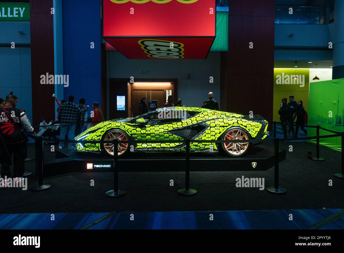 Toronto, ON, Canada - 21 février 2023 : le groupe LEGO présente un modèle grandeur nature d'un Lamborghini SIAN FKP 37, construit avec plus de 400 000 LE Banque D'Images