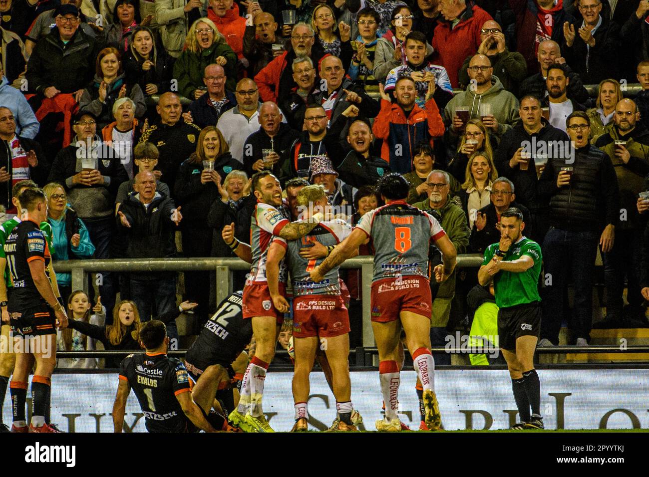 Les joueurs de Leigh fêtent leur essai lors du match de la Super League Betfred entre Leigh Leopards et Castleford Tigers au Leigh Sport Stadium, à Leigh, le vendredi 5th mai 2023. (Photo : Ian Charles | INFORMATIONS MI) Credit: INFORMATIONS MI & Sport /Alamy Live News Banque D'Images