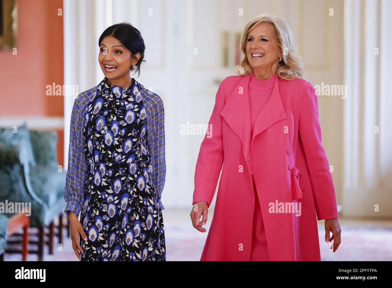 Londres, Royaume-Uni. 05th mai 2023. LA première dame DES ÉTATS-UNIS, Jill Biden (R), rencontre l'épouse du Premier ministre britannique, Akshata Murtyin, au 10 Downing Street à Londres, au Royaume-Uni, à l'occasion de la veille du couronnement du roi Charles III, au 5 avril 2023. LA première dame DES ÉTATS-UNIS, Jill Biden, représente les États-Unis au couronnement du roi Charles III sur 6 avril. Photo par Kirsty O'Connor/No 10 Downing Street/UPI crédit: UPI/Alay Live News Banque D'Images