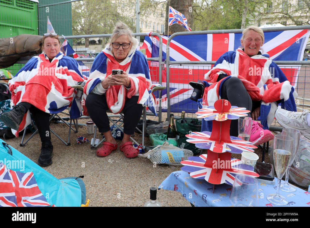 Londres, Royaume-Uni. 5th mai 2023. Les foules de supporters de la famille royale campent sur le Mall devant le couronnement du roi Charles III, à Londres, portant des vêtements patriotiques rouges, blancs et bleus crédit: Paul Brown/Alay Live News Banque D'Images
