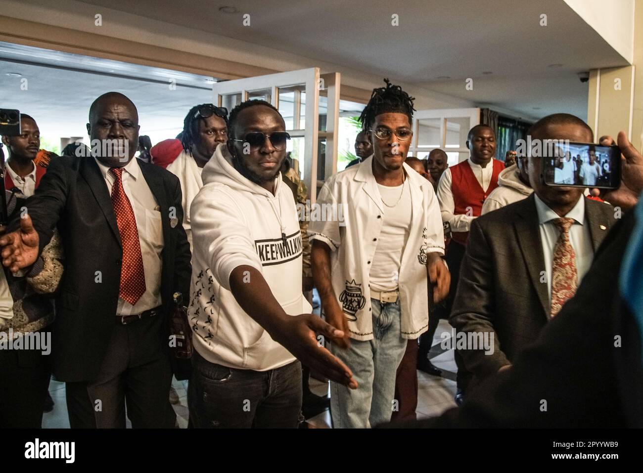 Nakuru, Kenya. 05th mai 2023. Joseph Akinwale, musicien et auteur-compositeur nigérian, connu sous le nom de Joeboy (R2), un chanteur de musique afro-pop et R&B, arrive à son hôtel de Nakuru avant sa représentation au Rift Valley Sports Club. (Photo de James Wakibia/SOPA Images/Sipa USA) crédit: SIPA USA/Alay Live News Banque D'Images