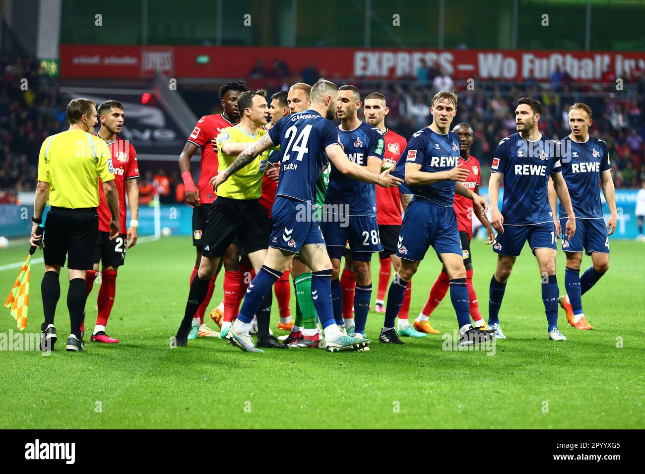Leverkusen, Allemagne, 05.05.2023; Bayer 04 Leverkusen c. 1. FC Köln, football, 1. Bundesliga, Matchday 31, saison 2022/2023, 31.03.2023 tempers se font encore une fois entre les joueurs. LES RÉGLEMENTATIONS DFL INTERDISENT TOUTE UTILISATION DE PHOTOGRAPHIES COMME SÉQUENCES D'IMAGES ET/OU QUASI-VIDÉO. Credit: News NRW / Alamy Live News Banque D'Images
