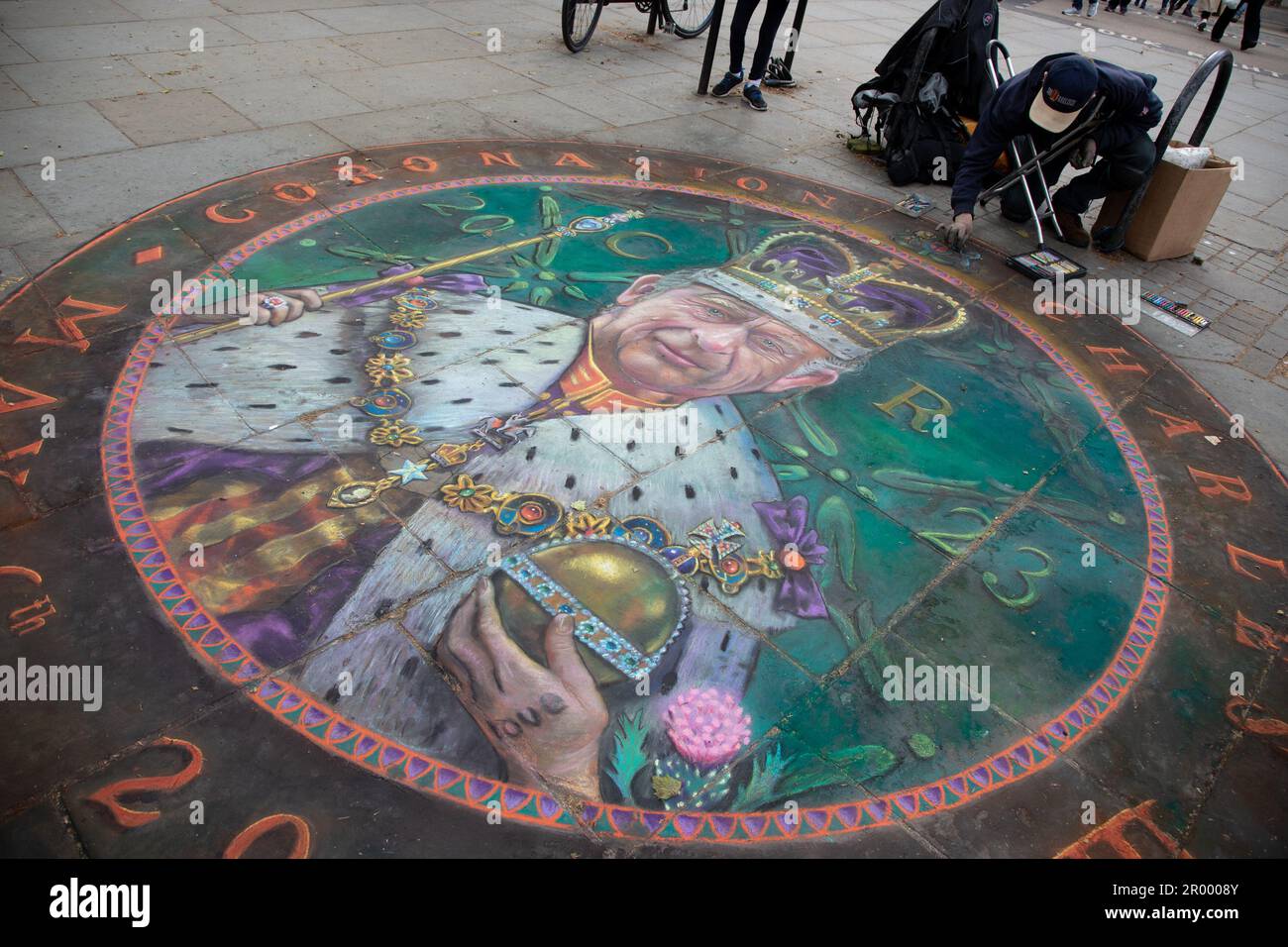 Londres, Royaume-Uni. 5th mai 2023. Le célèbre artiste en stré Julian Beever a passé les cinq derniers jours à genoux en créant un portrait du monarque à temps pour le couronnement du roi Charles III et de la reine Camilla samedi, 6 mai 2023. Aujourd'hui, le Conseil de Westminster a menacé l'artiste que son travail serait enlevé avant le grand jour pour permettre un meilleur mouvement des gens. Credit: Kiki Streitberger / Alamy Live News Banque D'Images