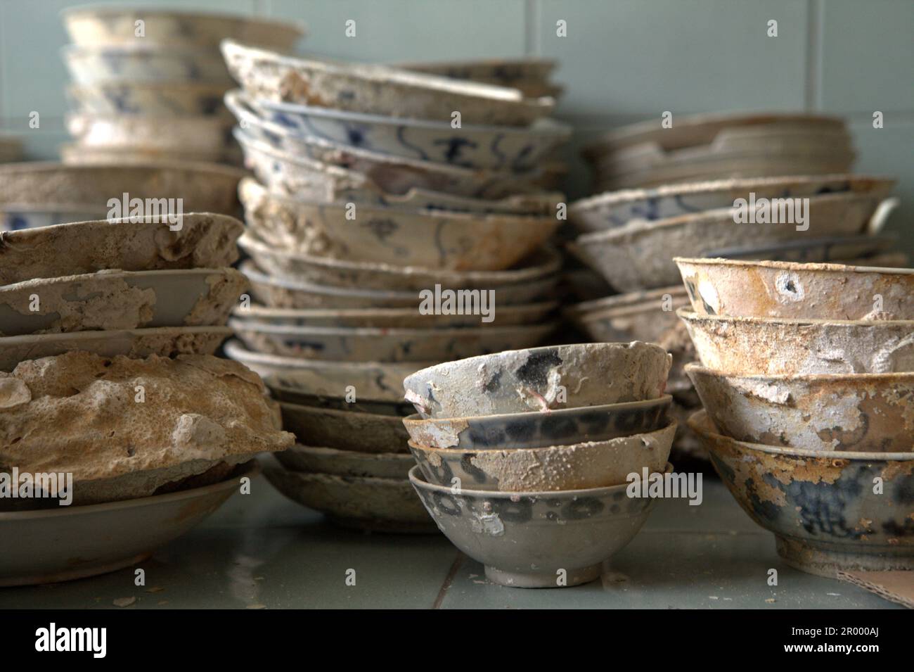 Anciens bols chinois en céramique connu sous le nom de 'Yue ware' non arrosé à partir de 9th-10th siècle Cirebon naufrage trouvé en 2003 dans la mer de Java au nord de Cirebon, à l'ouest de Java, en Indonésie. Photographié dans la salle de stockage de la Direction de l'archéologie sous-marine du Ministère indonésien de la Culture et du Tourisme à Jakarta, Indonésie. Banque D'Images