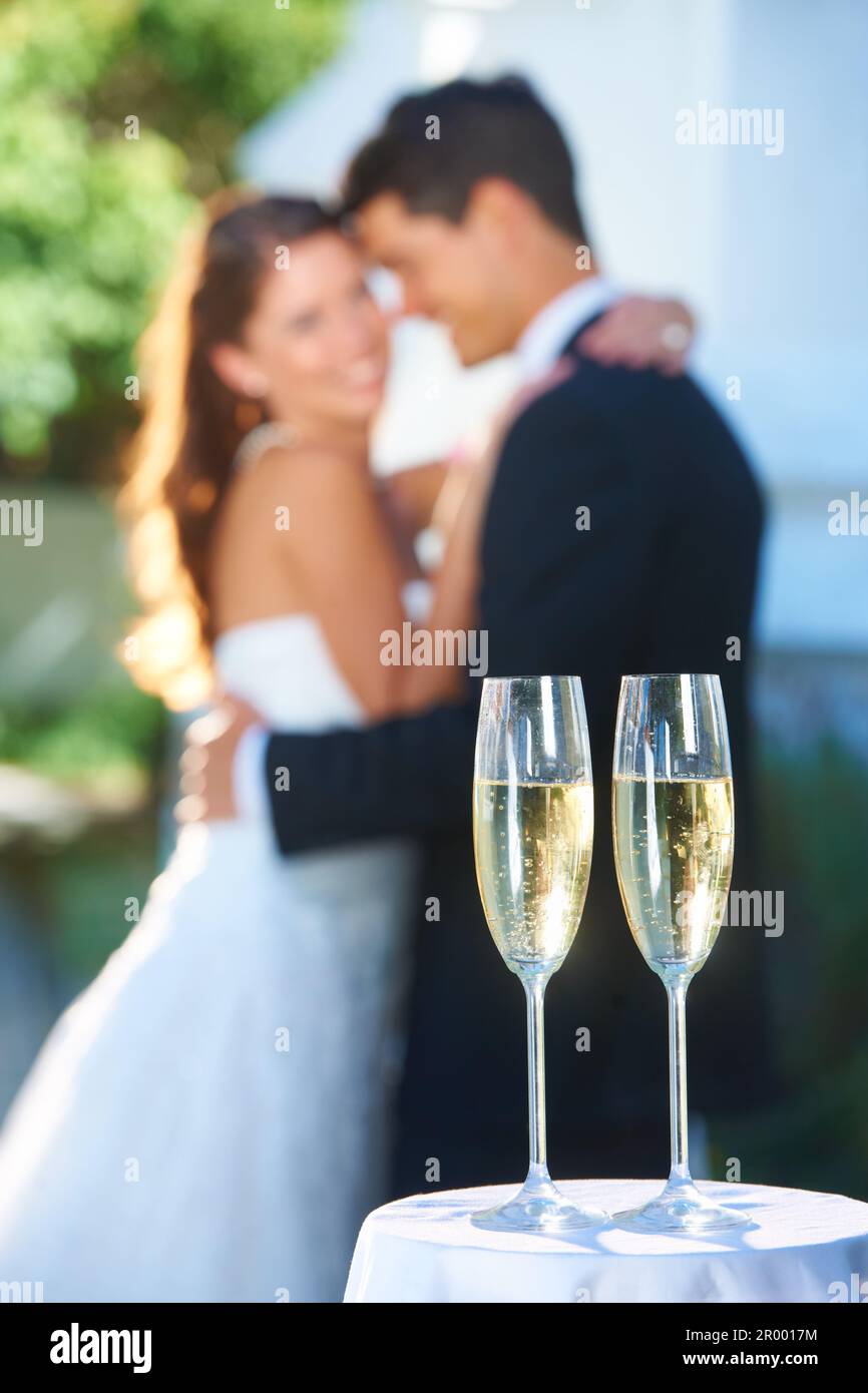 L'heure de la fête. jeunes jeunes jeunes jeunes jeunes jeunes mariés avec un accent sur des verres de champagne au premier plan. Banque D'Images