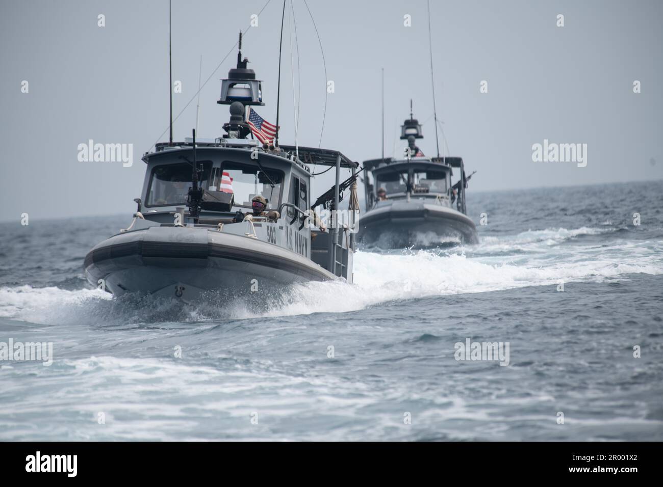 GOLFE DE TAJOURRA (14 mars 2023) États-Unis Les marins de la Marine avec l'escadron de sécurité maritime huit (MSRON-8), actuellement déployés au Camp Lemonnier, à Djibouti, rentrent à la maison après une mission de sécurité maritime dans le golfe de Tajourra, sur le 14 mars 2023 la Force expéditionnaire maritime est une capacité de base de la Marine qui assure la sécurité portuaire et portuaire, sécurité des actifs de grande valeur et sécurité maritime dans les voies navigables côtières et intérieures. Le camp Lemonnier (CLdJ) sert de base expéditionnaire pour les forces militaires américaines qui fournissent, soutiennent les navires, les aéronefs et le personnel qui assurent la sécurité Banque D'Images