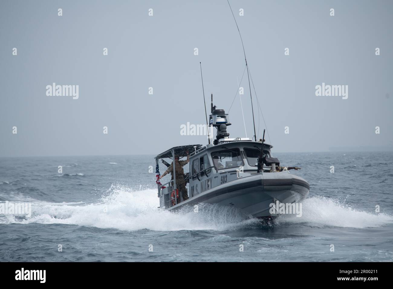 GOLFE DE TAJOURRA (14 mars 2023) États-Unis Les marins de la Marine avec l'escadron de sécurité maritime huit (MSRON-8), actuellement déployés au Camp Lemonnier, à Djibouti, rentrent à la maison après une mission de sécurité maritime dans le golfe de Tajourra, sur le 14 mars 2023 la Force expéditionnaire maritime est une capacité de base de la Marine qui assure la sécurité portuaire et portuaire, sécurité des actifs de grande valeur et sécurité maritime dans les voies navigables côtières et intérieures. Le camp Lemonnier (CLdJ) sert de base expéditionnaire pour les forces militaires américaines qui fournissent, soutiennent les navires, les aéronefs et le personnel qui assurent la sécurité Banque D'Images