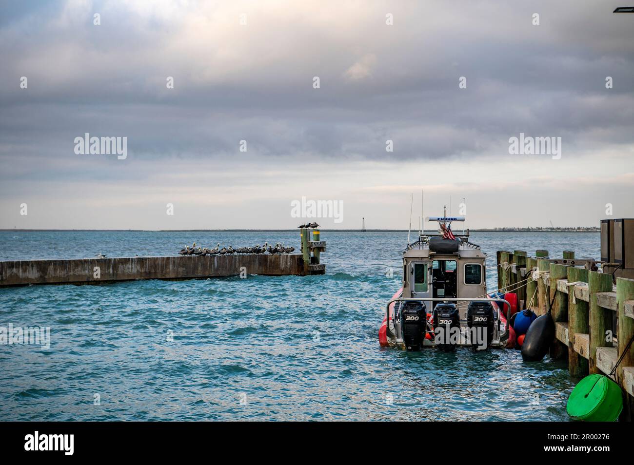 A Coast Guard Station South Padre Island 33-foot Special Purpose-Law Enforcement amarré à Station South Padre Island, Texas, le 15 novembre 2022. Les bateaux d'intervention de la station sont utilisés pour effectuer des missions dans le sud du Texas, comme les forces de l'ordre, les forces de l'ordre vivantes et la recherche et le sauvetage. (É.-U. Photo de la Garde côtière par Petty Officer 2nd classe Ryan Dickinson) Banque D'Images