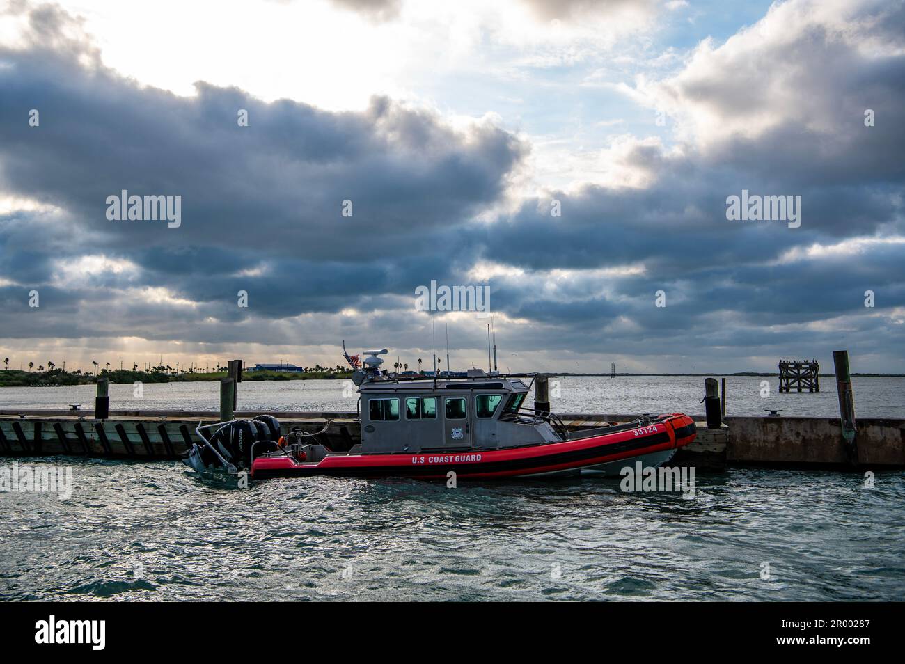 A Coast Guard Station South Padre Island 33-foot Special Purpose-Law Enforcement amarré à Station South Padre Island, Texas, le 15 novembre 2022. Les bateaux d'intervention de la station sont utilisés pour effectuer des missions dans le sud du Texas, comme les forces de l'ordre, les forces de l'ordre vivantes et la recherche et le sauvetage. (É.-U. Photo de la Garde côtière par Petty Officer 2nd classe Ryan Dickinson) Banque D'Images