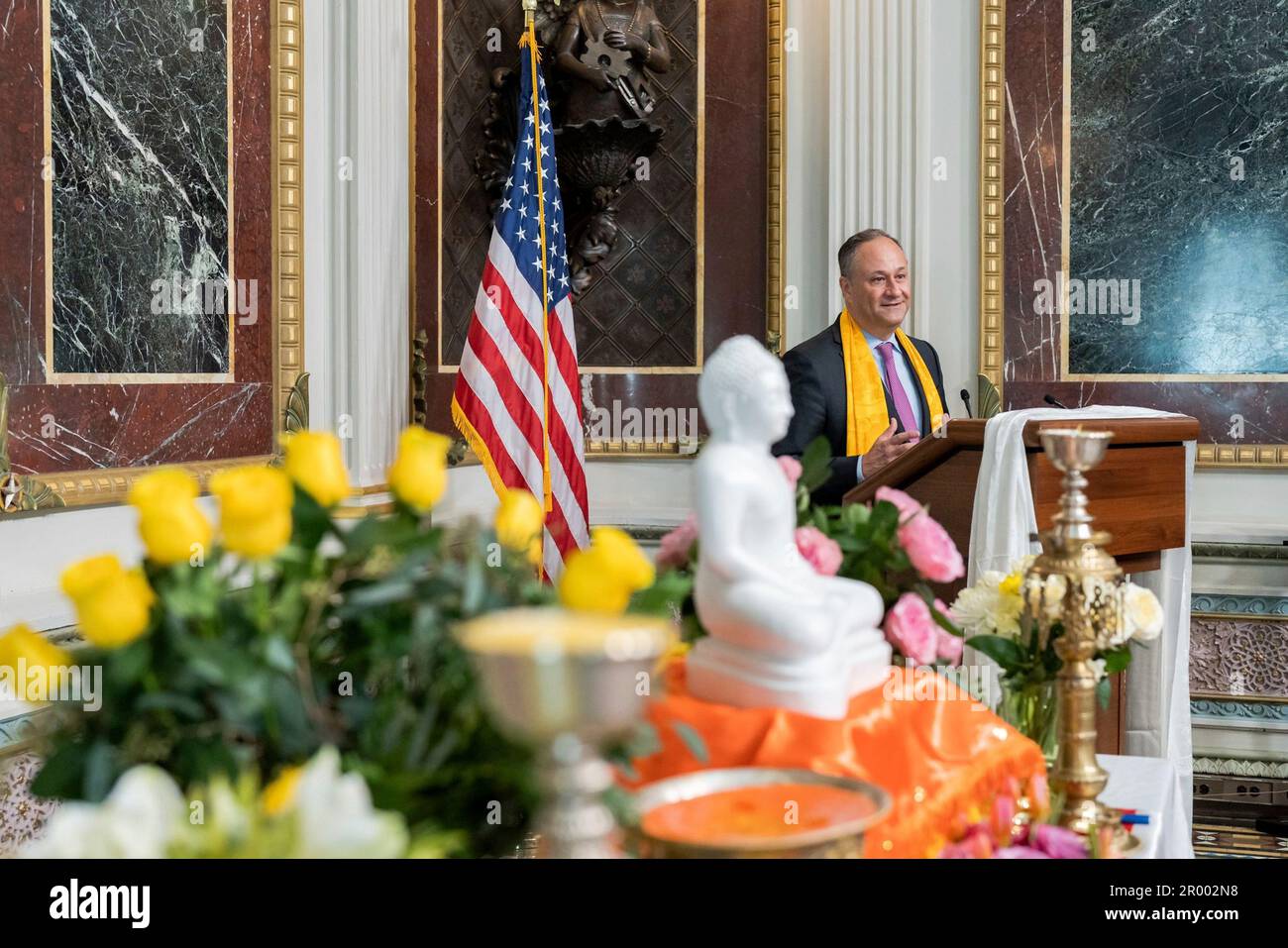 Washington, États-Unis d'Amérique. 05th mai 2023. Washington, États-Unis d'Amérique. 05 mai 2023. Doug Emhoff, deuxième homme des États-Unis, organise une célébration de la fête du Vesak dans le bâtiment Eisenhower du bureau exécutif de la Maison Blanche, 5 mai 2022 à Washington, DC la fête du Vesak commémore la naissance, la mort et l'illumination du Bouddha et est célébrée par 250 millions de bouddhistes dans le monde entier. Crédit : Lawrence Jackson/White House photo/Alamy Live News Banque D'Images