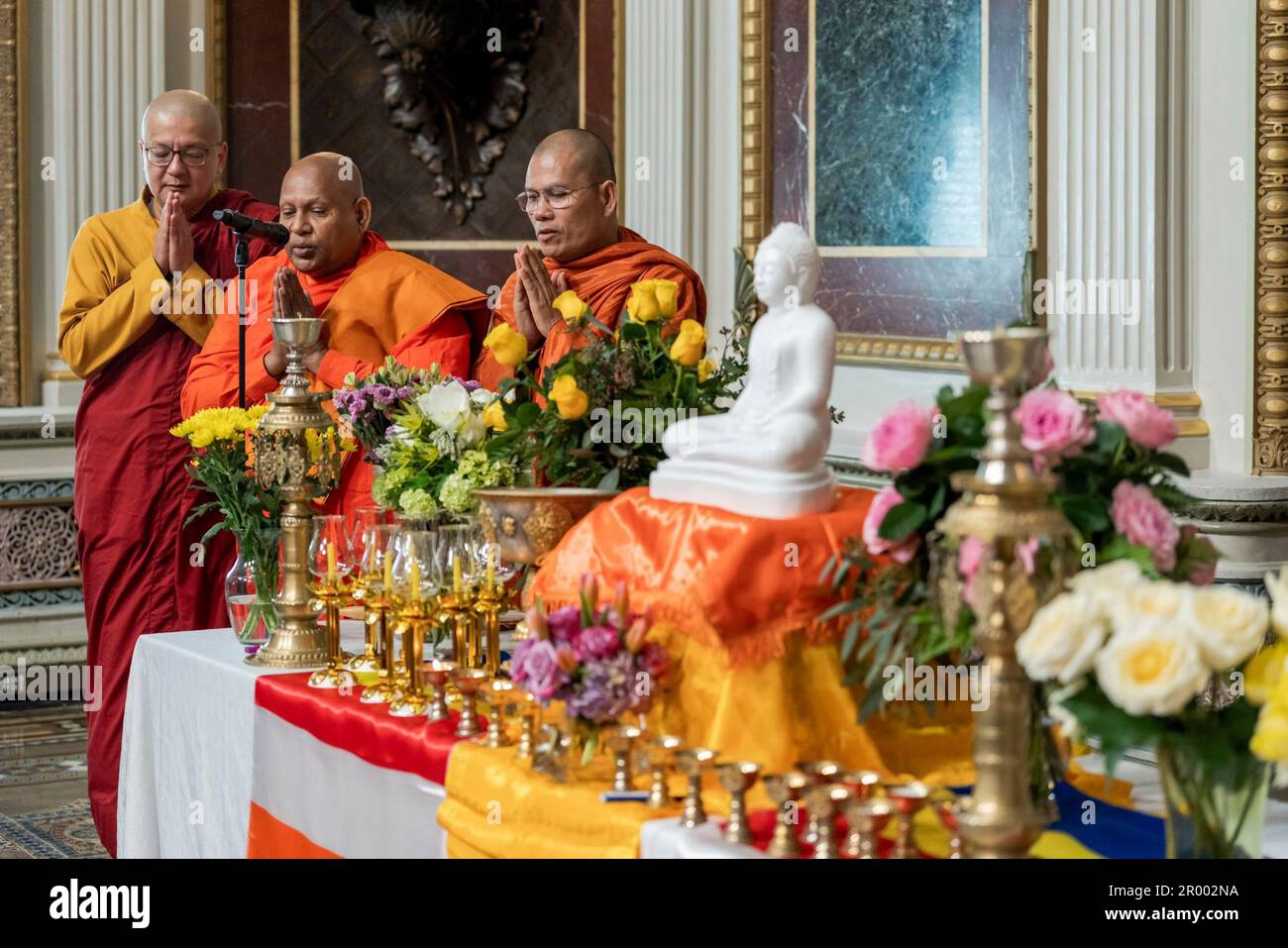 Washington, États-Unis d'Amérique. 05th mai 2023. Washington, États-Unis d'Amérique. 05 mai 2023. Les moines bouddhistes chantent lors d'une fête du Vesak organisée par le deuxième homme des États-Unis Doug Emhoff, au bureau exécutif Eisenhower de la Maison Blanche, 5 mai 2022 à Washington, DC le Vesak Day commémore la naissance, la mort et l'illumination du Bouddha et célébrée par 250 millions de bouddhistes dans le monde entier. Crédit : Lawrence Jackson/White House photo/Alamy Live News Banque D'Images