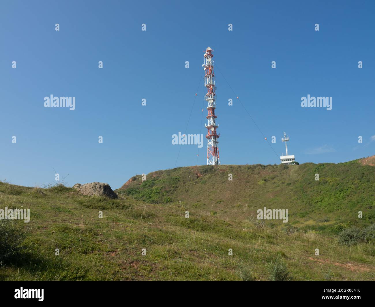 Une tour cellulaire au sommet d'une colline entourée d'un ciel bleu Banque D'Images