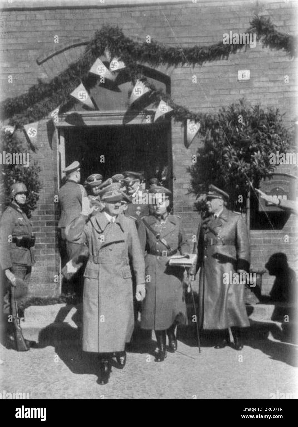 Hitler avec certains de ses généraux lors d'une visite des Sudètes après son annexion. Banque D'Images