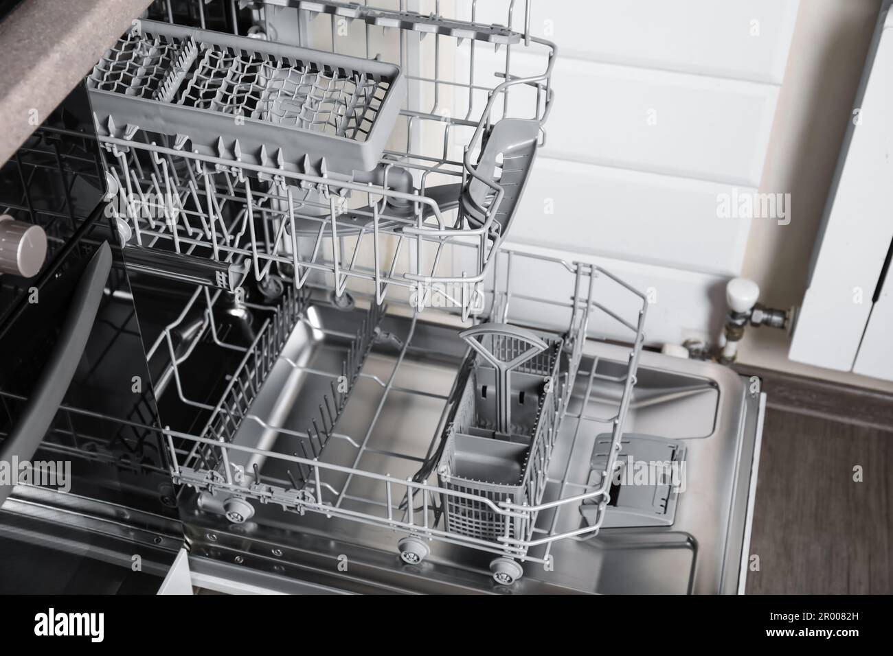 Ouvrir propre lave-vaisselle vide dans la cuisine, fermer Photo Stock -  Alamy