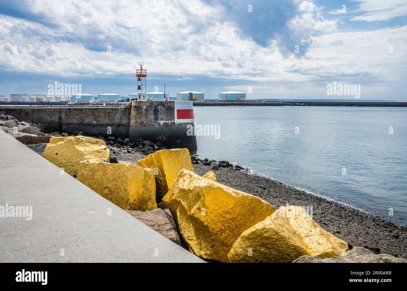 Les rochers de granit dorés de feuilles d'or à l'entrée du port sont une installation intitulée « Gold Coast » par le duo HéHé, Helen Evans et Heiko Hensen, le Banque D'Images