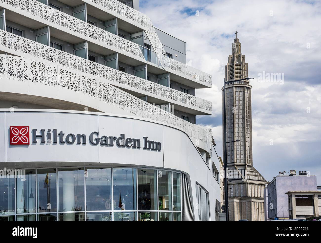 La façade du Hilton Garden Inn avec la toile de fond de la tour monumentale en béton de St. Église Joseph, le Havre, Seine-Maritime, Normandie, Banque D'Images