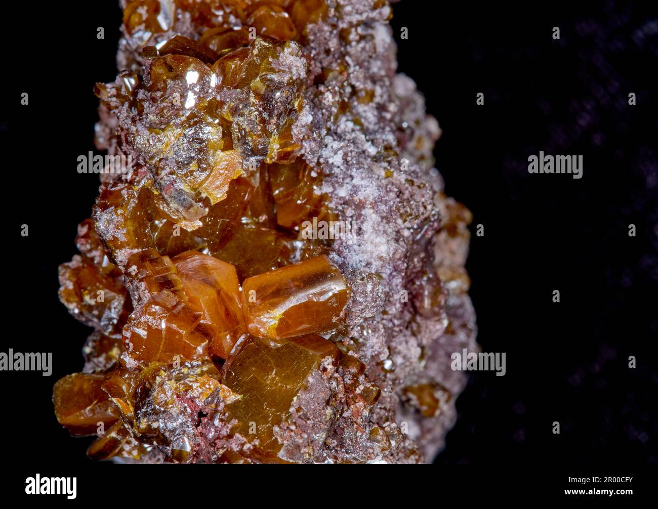 Gros plan des cristaux de wulfenite isolés sur le noir Banque D'Images