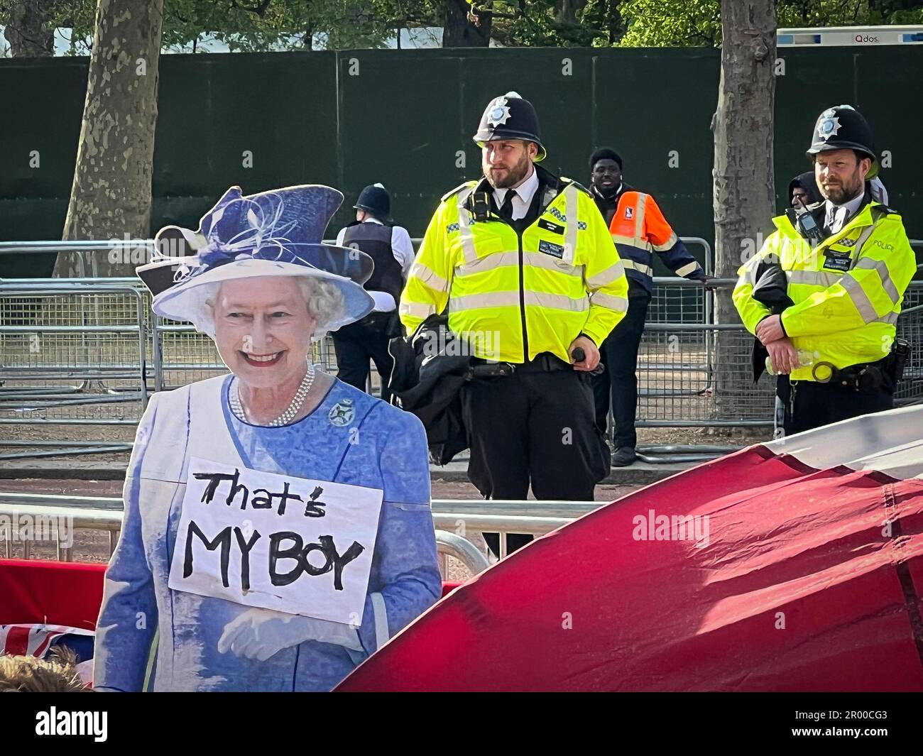 Londres, Royaume-Uni. 5th mai 2023. De grandes foules se sont rassemblées sur la route de procession près du palais de Buckingham, devant le couronnement du roi Charles sur 6 mai. (Credit image: © Laura Chiesa/Pacific Press via ZUMA Press Wire) USAGE ÉDITORIAL SEULEMENT! Non destiné À un usage commercial ! Banque D'Images