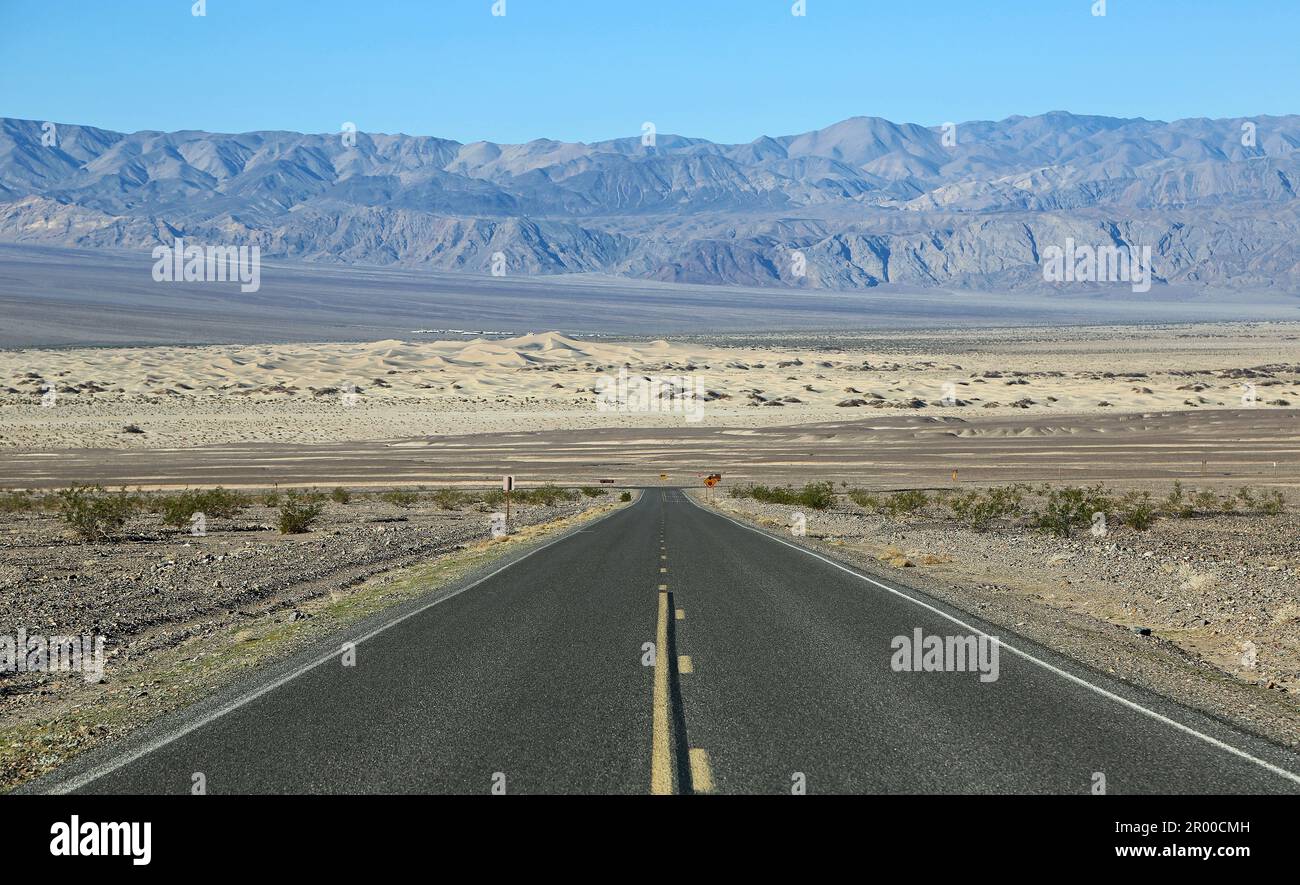 La route et les dunes de sable de Mesquite - parc national de la vallée de la mort, Californie Banque D'Images