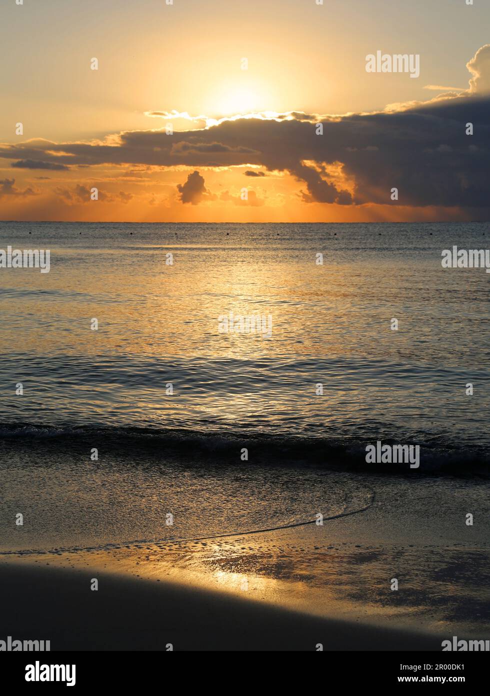 Lever de soleil vertical - Mer des Caraïbes, Mexique Banque D'Images
