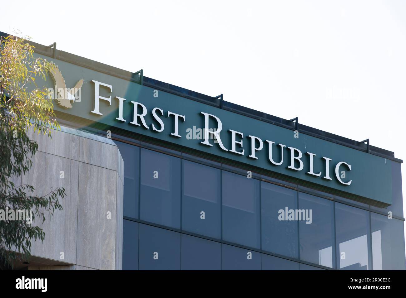 Newport Beach, Californie, Etats-Unis - 5 mai 2023: Après-midi lumière du soleil brille sur une succursale de la Banque de la première République, la dernière troisième plus grande banque à colla Banque D'Images