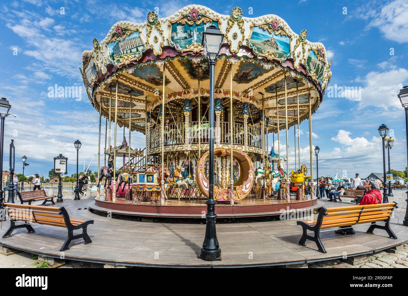 Carrousel de Honfleur, un joyeux tour de table au Vieux-bassin, le vieux port de Honfleur, département du Calvados, Normandie, France Banque D'Images
