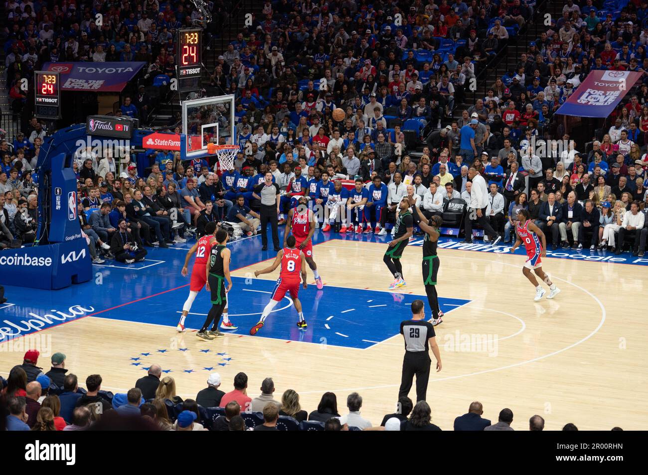 PHILADELPHIE, PA - MAI 5: Jaylen Brown #7 des Celtics tire le ballon pendant la partie 2 de la partie 3 de la Conférence de l'est demi-finales 2023 séries de la NBA entre Boston Celtics et Philadelphie 76ers sur 5 mai 2023 au Wells Fargo Center à Philadelphie, PA. (Photo de Stephen Nadler/PxImages) Banque D'Images