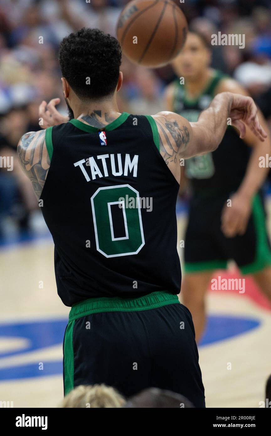 PHILADELPHIE, PA - MAI 5: Jayson Tatum #0 des Celtics passe le ballon pendant la partie 2 de la partie 3 de la Conférence de l'est demi-finales 2023 de la NBA séries entre Boston Celtics et Philadelphie 76ers sur 5 mai 2023 au Wells Fargo Center à Philadelphie, PA. (Photo de Stephen Nadler/PxImages) Banque D'Images