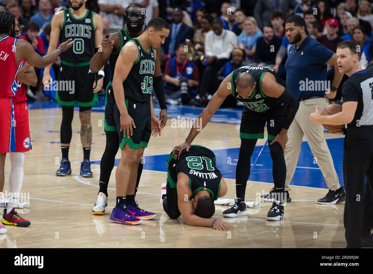 PHILADELPHIE, PA - MAI 5: Grant Williams #12 des Celtics se blessent pendant la partie 3 de la série 2 de la Conférence de l'est demi-finales 2023 NBA séries entre Boston Celtics et Philadelphie 76ers sur 5 mai 2023 au Wells Fargo Center à Philadelphie, PA. (Photo de Stephen Nadler/PxImages) Banque D'Images