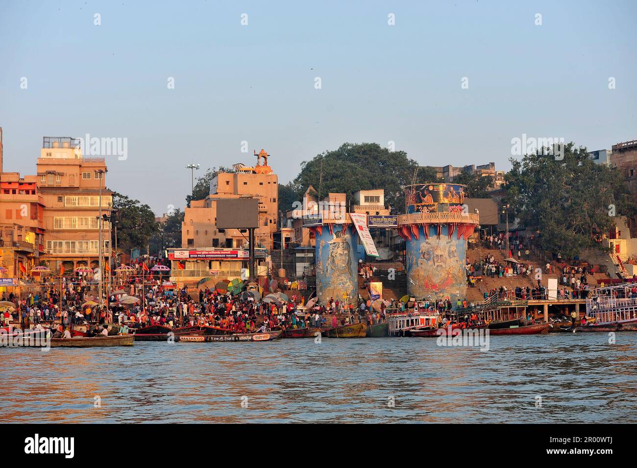 Vue sur la ville de Varanasi depuis le fleuve Ganges, Inde Banque D'Images