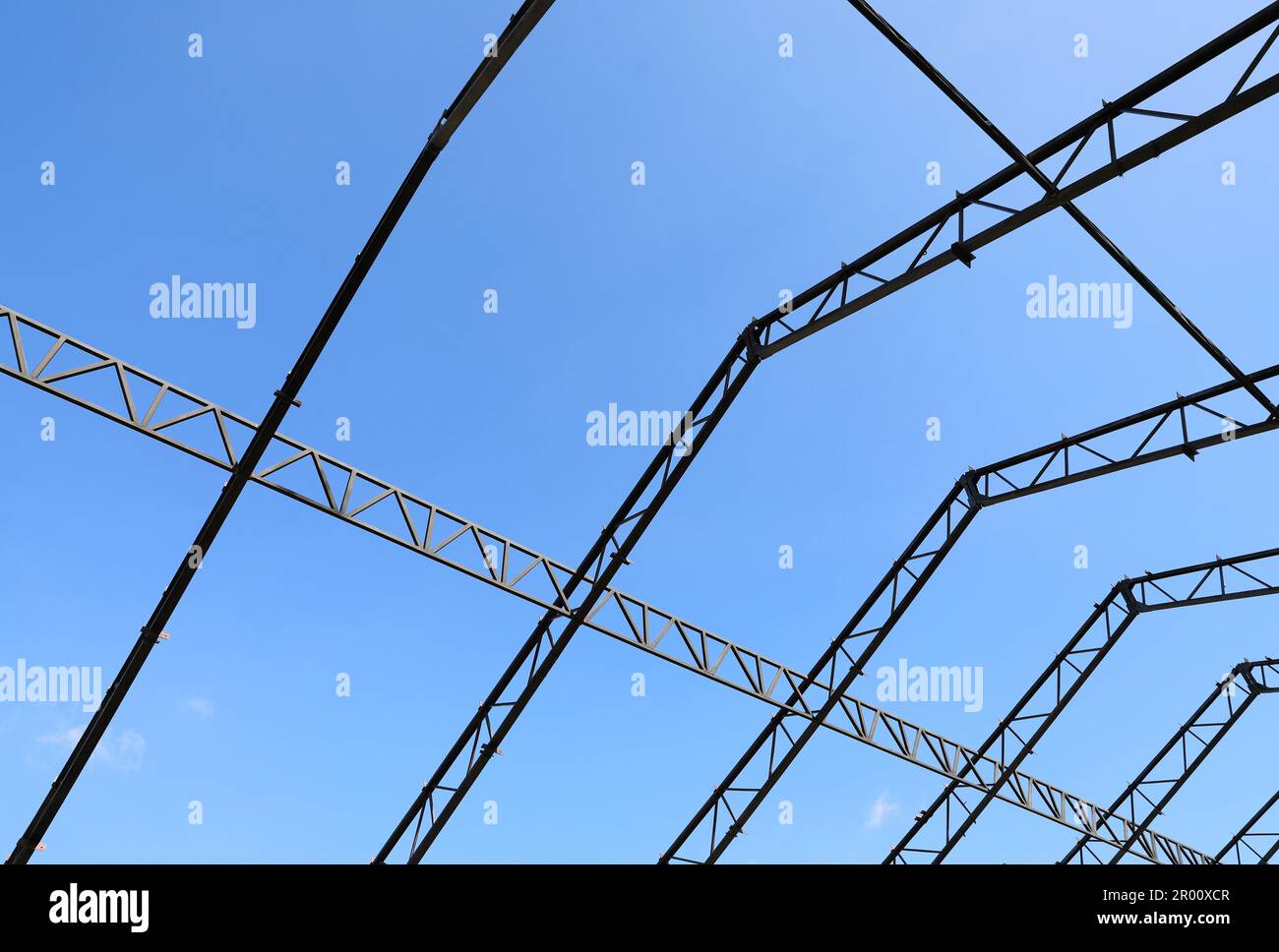 Structure en acier avec fond de ciel bleu Banque D'Images