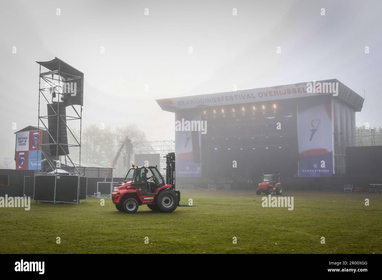 ZWOLLE - travaux de nettoyage dans le parc Wezenlanden, un jour après la Journée de libération. Plusieurs festivals de libération, y compris ceux de Zwolle, ont été temporairement suspendus à 5 mai en raison de mauvaises conditions météorologiques. ANP VINCENT JANNINK pays-bas sortie - belgique sortie Banque D'Images