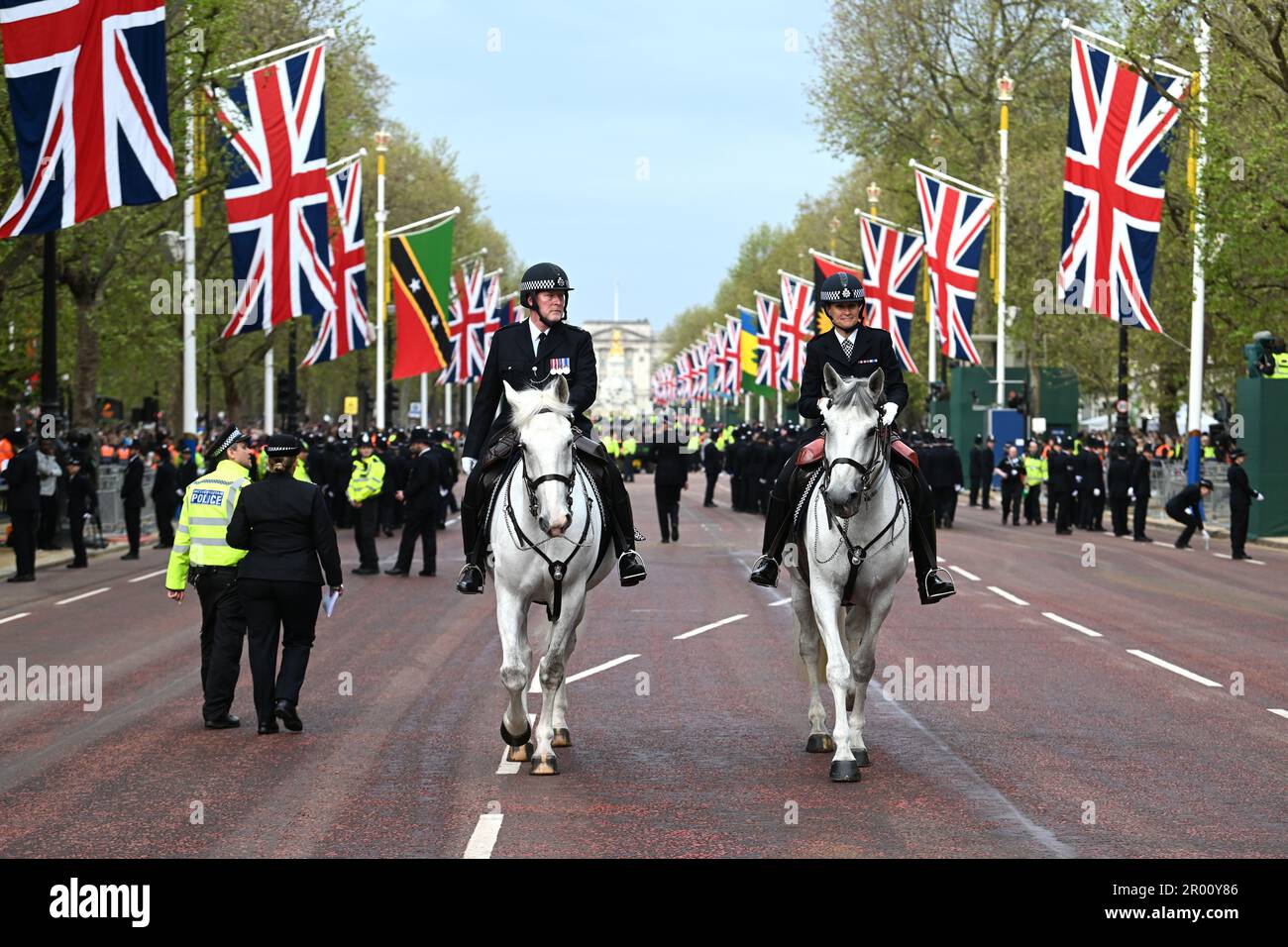 Des policiers ont été montés sur le Mall avant le couronnement du roi Charles III et de la reine Camilla samedi. Date de la photo: Samedi 6 mai 2023. Banque D'Images