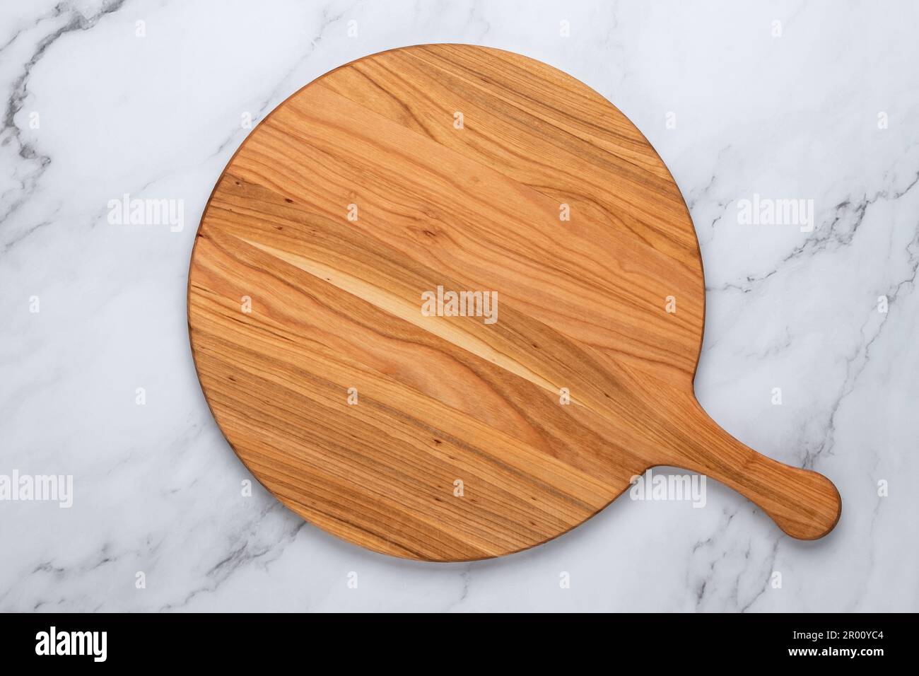 Table de service ronde en bois vide avec poignée sur une table en marbre blanc ou gris, vue du dessus. Ustensiles de cuisine, modèle avec espace de copie. Plan de Banque D'Images Table de service ronde en bois vide avec poignée sur une table en marbre blanc ou gris, vue du dessus. Ustensiles de cuisine, modèle avec espace de copie. Plan de Banque D'Images