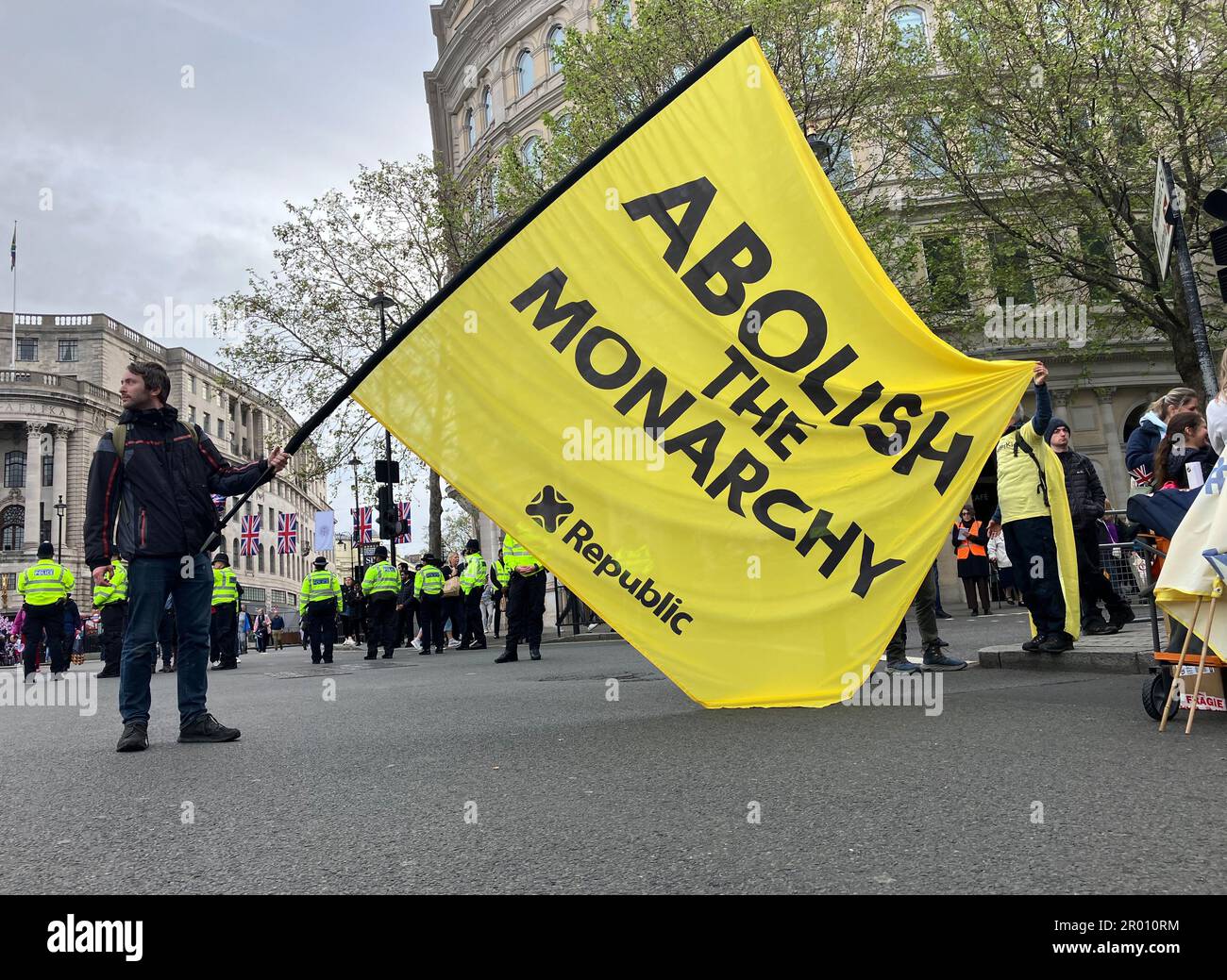 Londres, Royaume-Uni. 06th mai 2023. Les gens protestent contre la monarchie le jour de la cérémonie du couronnement du roi Charles III, un homme agitant un grand drapeau portant la mention « abolir la monarchie ». Credit: Christoph Meyer/dpa/Alay Live News Banque D'Images