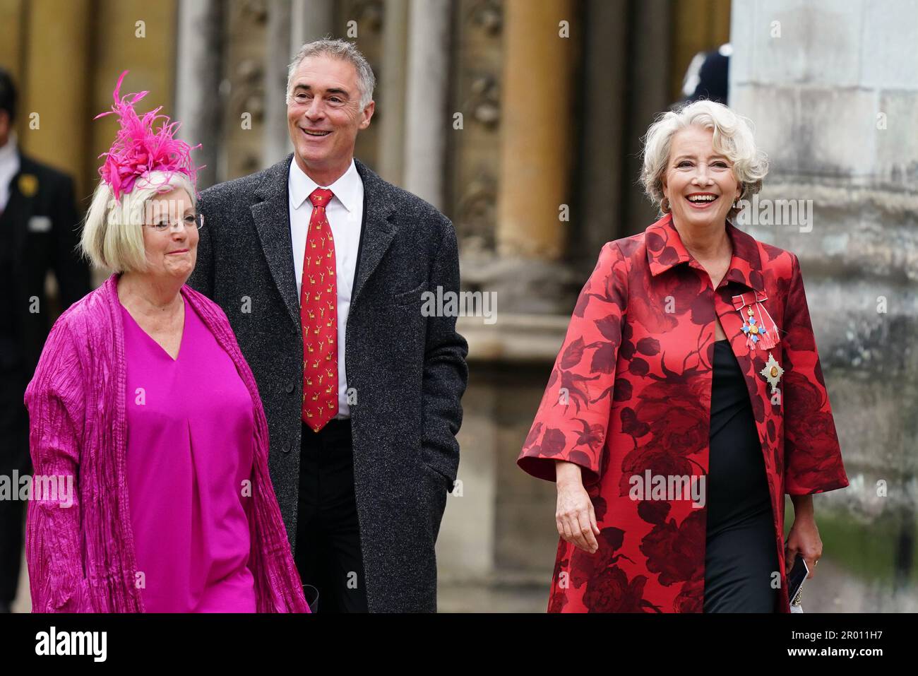 Dame Emma Thompson (à droite) et le mari Greg Wise (au centre) arrivant devant la cérémonie du couronnement du roi Charles III et de la reine Camilla à l'abbaye de Westminster, Londres. Date de la photo: Samedi 6 mai 2023. Banque D'Images