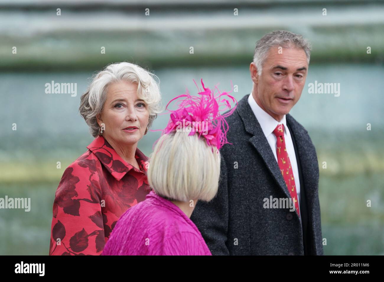 Dame Emma Thompson et Greg Wise arrivant à l'abbaye de Westminster, Londres, devant le couronnement du roi Charles III et de la reine Camilla samedi. Date de la photo: Samedi 6 mai 2023. Banque D'Images