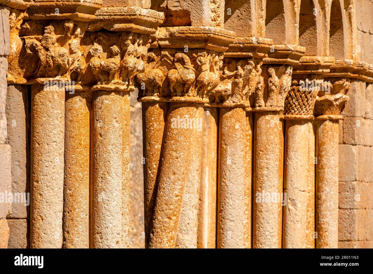 galería porticada, Iglesia de San Pedro Apóstol, Románico, siglo XII -déclarada Monumento Histórico Artístico Nacional en 1935-, Caracena, Soria, com Banque D'Images