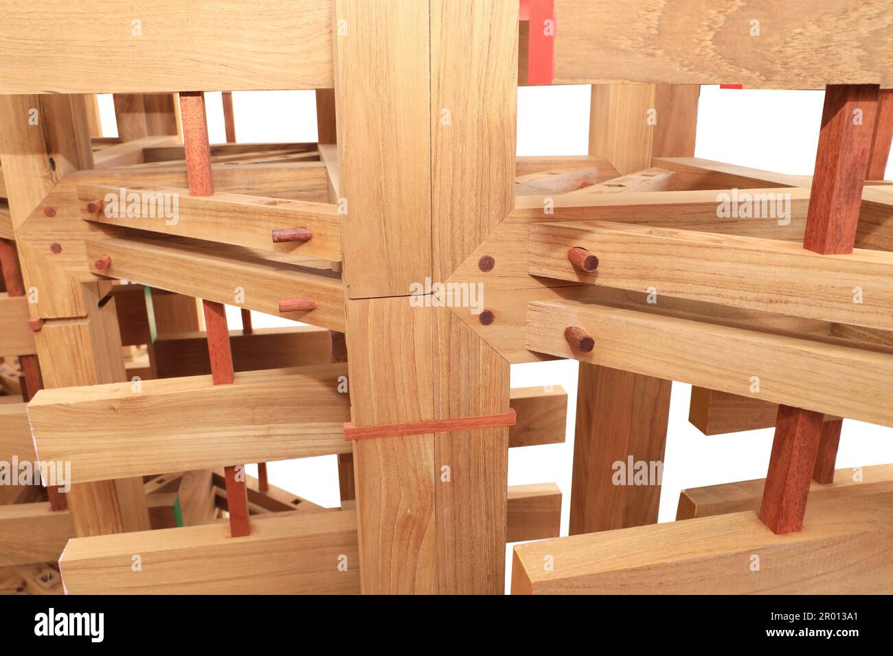 Détail des joints en bois avec joints de cheville en bois isolés. Banque D'Images