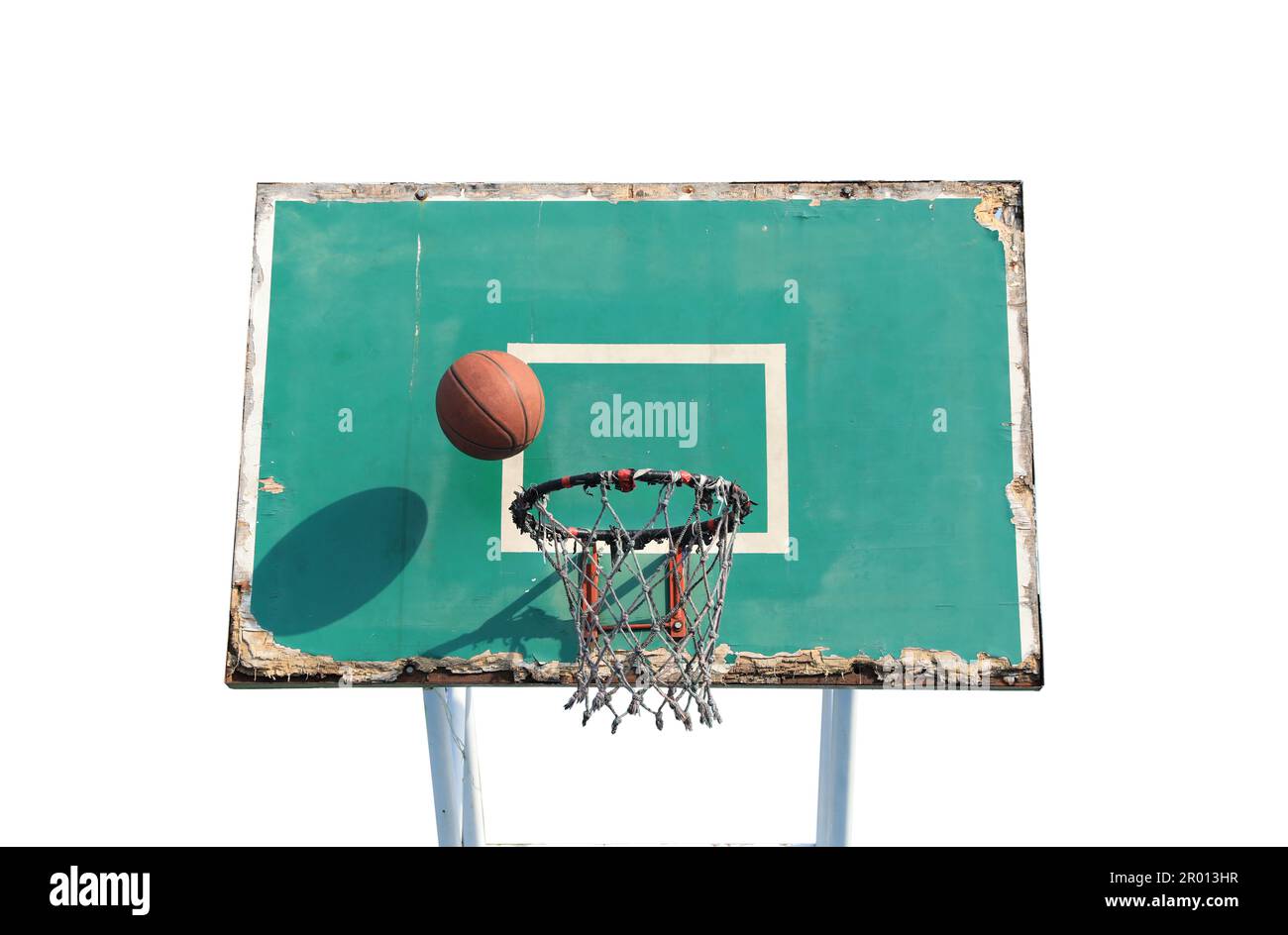 Basket-ball avec ombre sur fond vert ancien isolé sur fond blanc. Banque D'Images