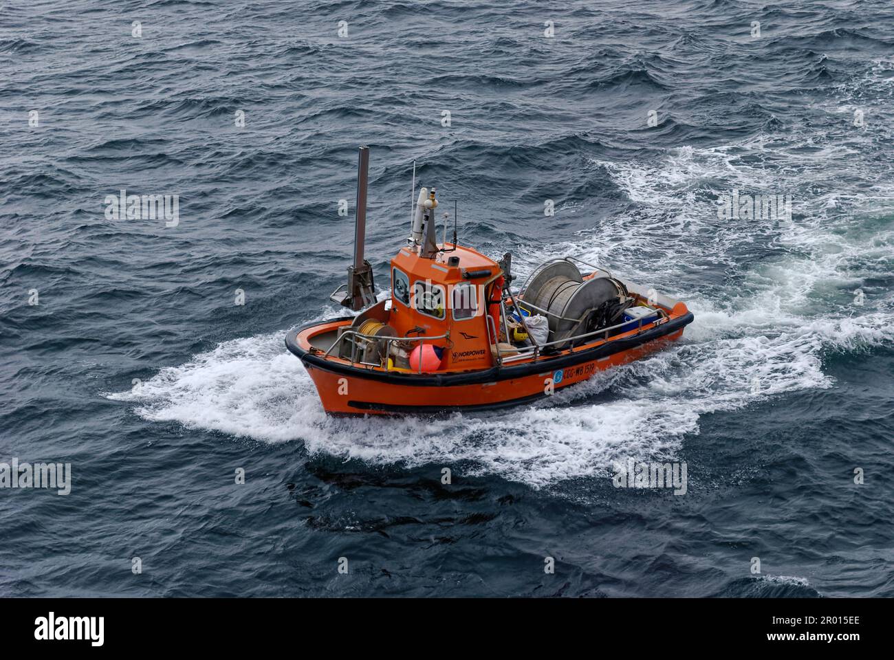 Un petit chantier sismique Norpower approchant un navire prêt à effectuer un transfert de personnel en mer légèrement instable au large du Gabon. Banque D'Images