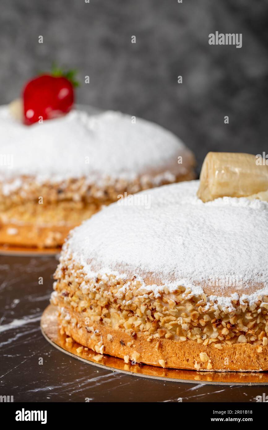 Tarte aux fraises et à la banane. Tarte allemande. Assortiment de gâteaux aux fraises et aux bananes sur fond sombre. Gros plan Banque D'Images