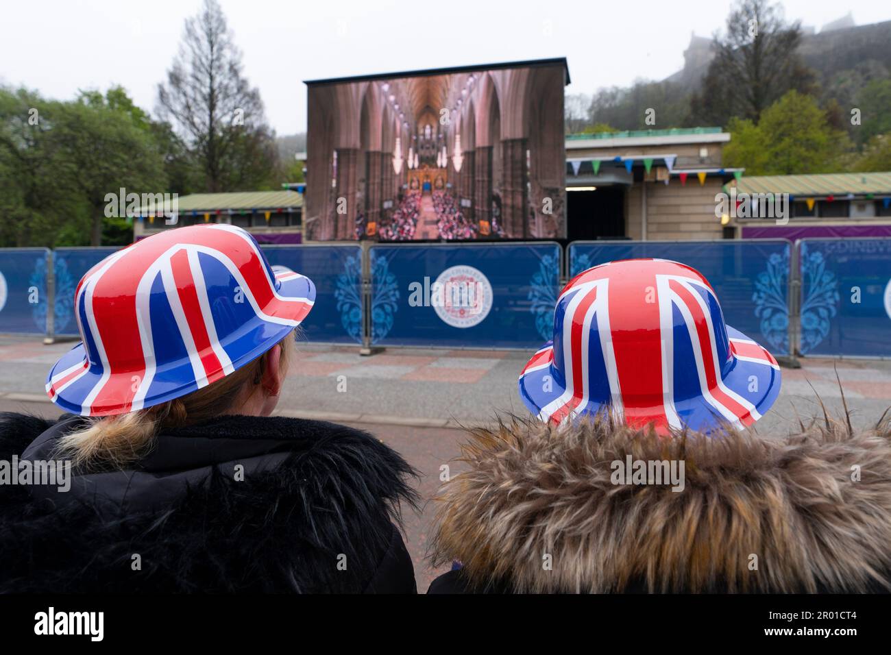 Édimbourg, Écosse, Royaume-Uni. 6 mai 2023. Scènes d'Édimbourg le jour du couronnement du roi Charles III Kathy et Mell de Boness portant des chapeaux melons Union Jack dans West Princes Street Gardens où un grand écran de télévision a été érigé. Iain Masterton/Alay Live News Banque D'Images